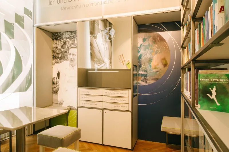 interior de un museo con estanterías, un gabinete y expositores de pared