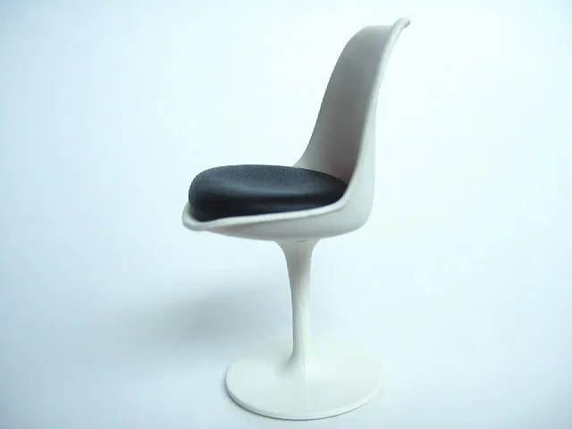 Witte Tulip chair met zwart bekleed zitkussen op een centrale voet tegen een witte achtergrond