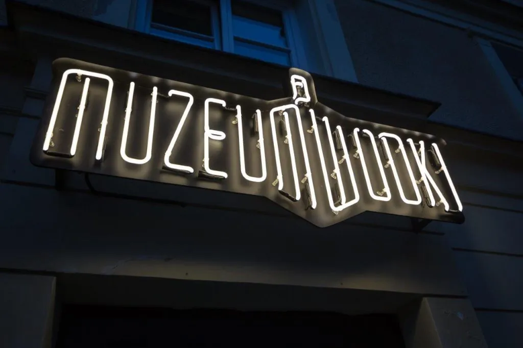 Neonowy napis MUZEUM WODKI na budynku nocą