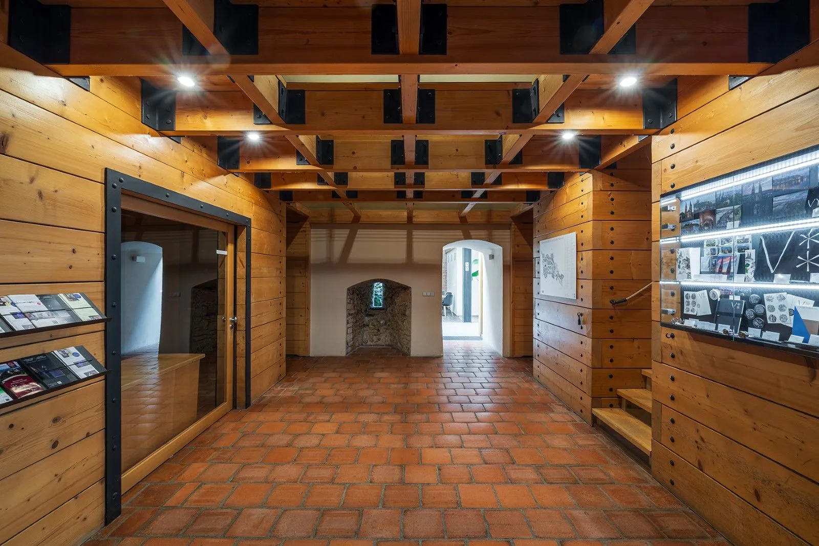 pasillo de madera con vigas a la vista y suelo de terracota en Vyšehrad