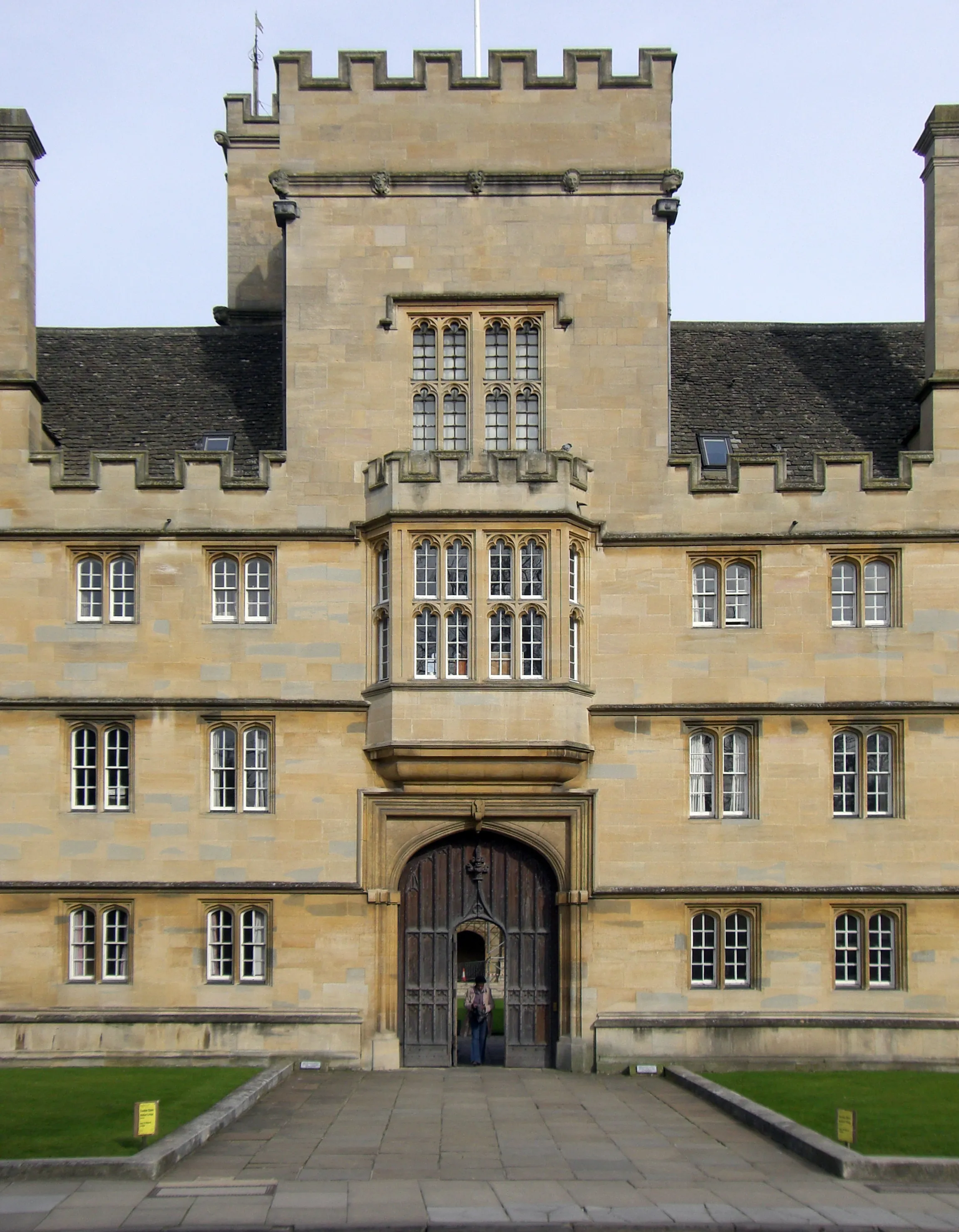 Kamienna fasada Wadham College z centralnym budynkiem bramnym z blankami, oknem wykuszowym i dużymi łukowymi drewnianymi drzwiami