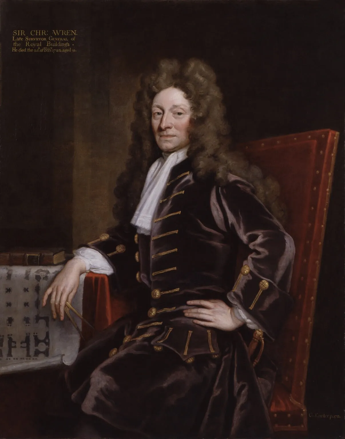 Portret sir Christophera Wrena siedzącego na czerwonym krześle, ubranego w ciemny aksamitny surdut ze złotymi lamówkami oraz długą perukę z lokami, z planami architektonicznymi na stole obok niego.