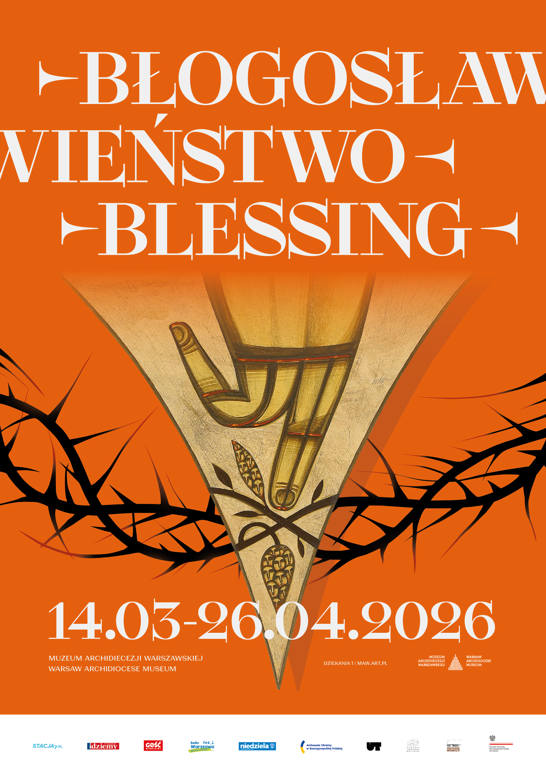 Oranje poster met witte tekst 'BLOGOSŁAW WIENIĄSTWO BLESSING' en een centrale afbeelding van een handgebaar omringd door doornige takken, met tentoonstellingsdata en de naam van het museum onderaan.