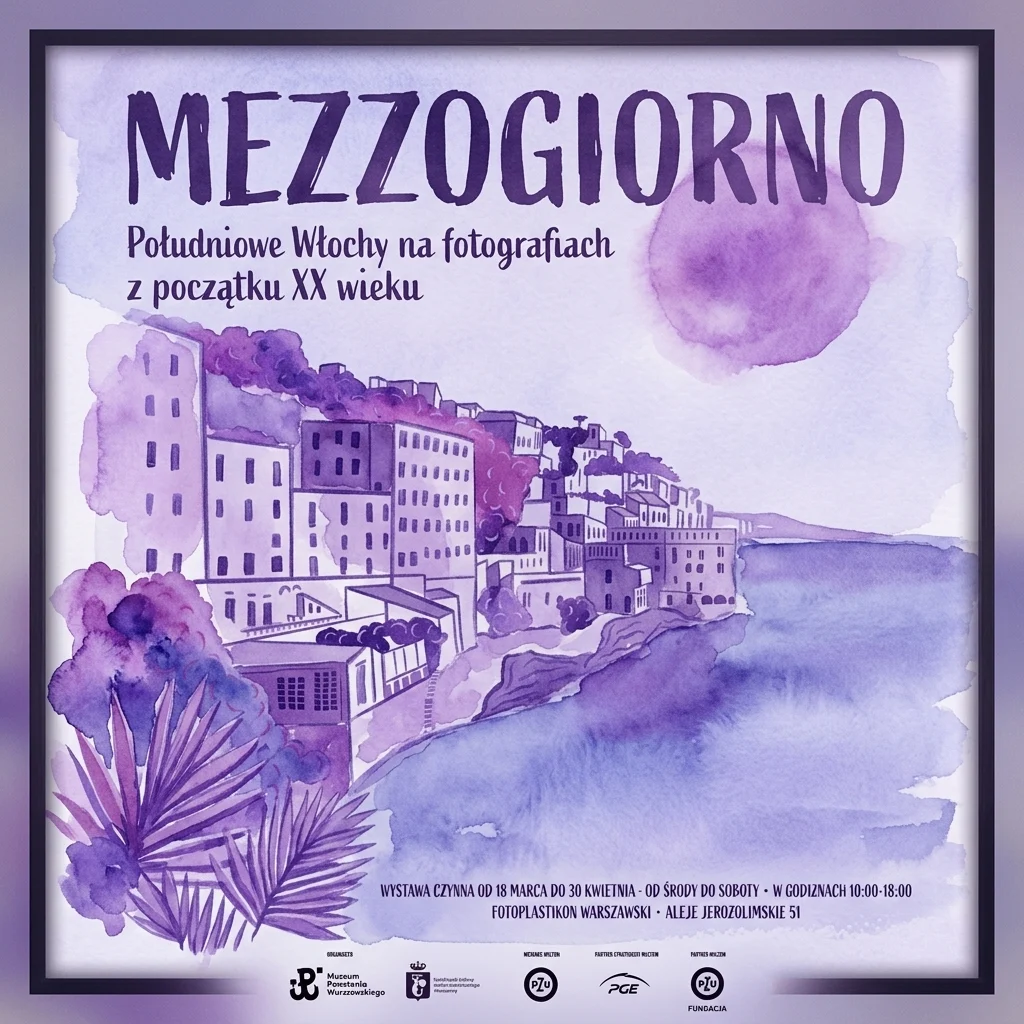 Ilustración en acuarela de un pueblo costero en el sur de Italia, con edificios de tonos púrpuras en un acantilado con vistas al mar, bajo un gran sol púrpura, promocionando la exposición 'Mezzogiorno' de fotografías de principios del siglo XX.