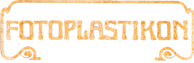 Logotipo ornamental dorado de Fotoplastikon sobre un fondo negro