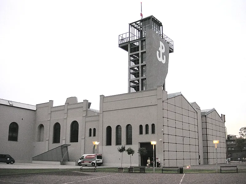 El Museo del Alzamiento de Varsovia con una torre alta y ventanas arqueadas