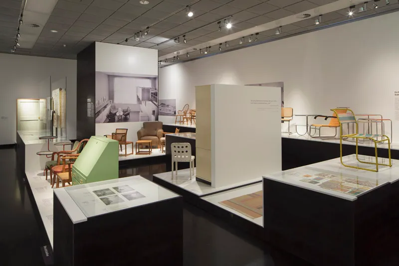 Wystawa mebli modernistycznych i modeli architektonicznych w przestrzeni galerii