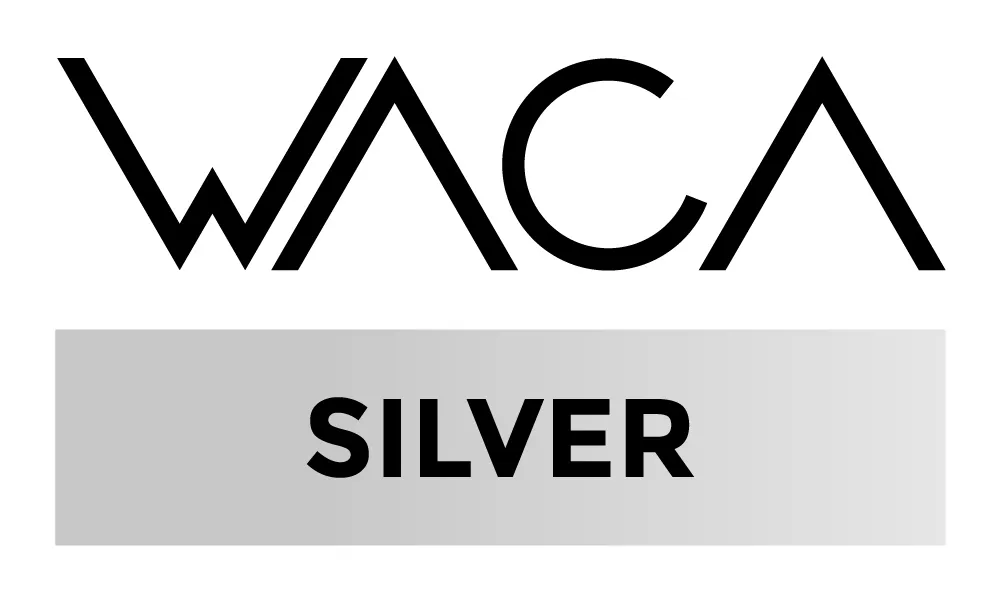 Zwart gestileerd WACA-logo boven een grijze balk met het woord SILVER in zwarte tekst
