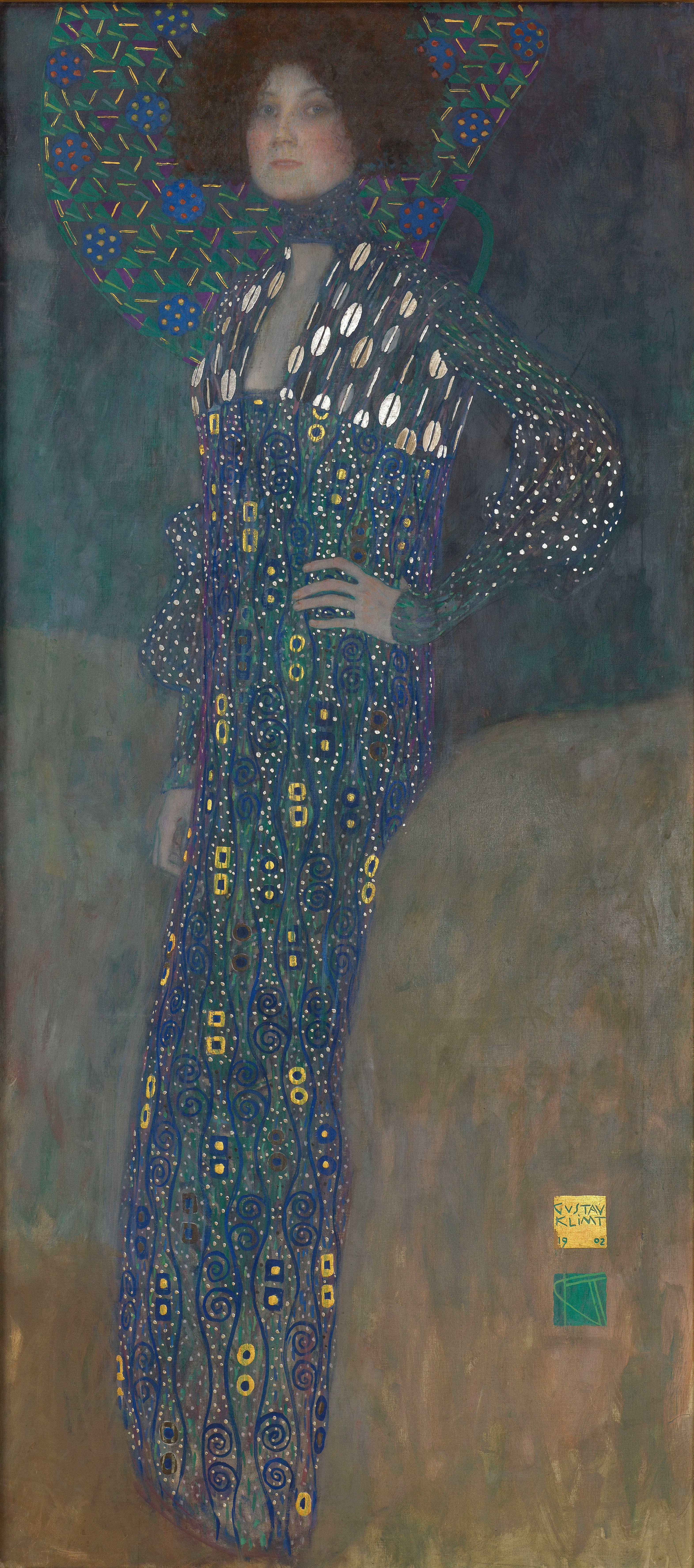 Een schilderij van een vrouw in een blauw-gouden jurk met patronen en een decoratieve achtergrond