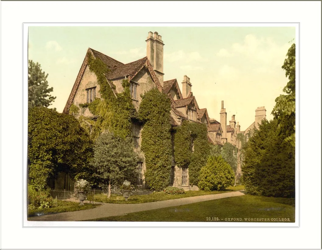 Widok na zabytkowej pocztówce przedstawiający Worcester College w Oksfordzie, ukazujący porośnięte bluszczem kamienne budynki z wieloma kominami, otoczone przez stare drzewa i ogrodową ścieżkę.