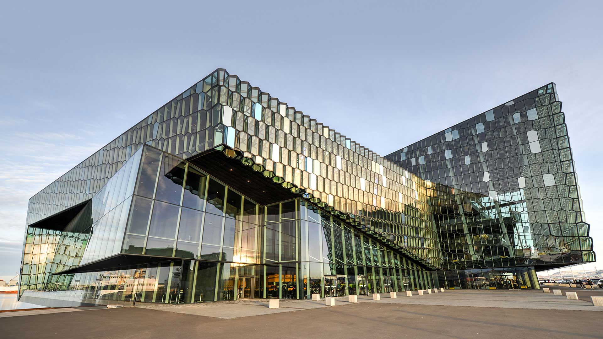 Sala de conciertos Harpa en Reikiavik, que presenta una distintiva fachada de cristal geométrica con paneles en forma de panal que reflejan el cielo