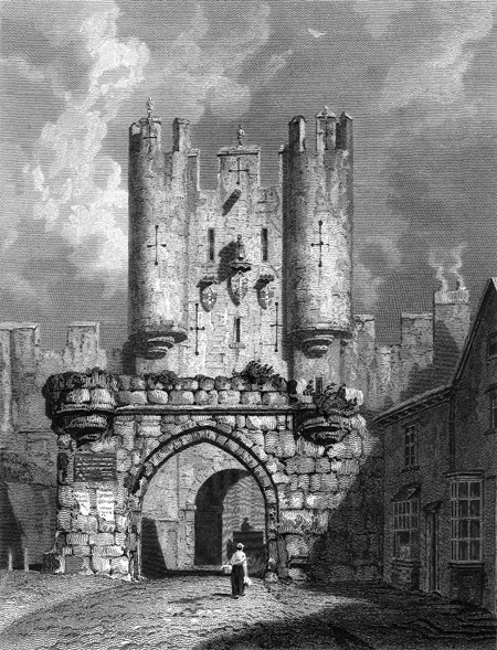 Grabado histórico de Micklegate Bar, una puerta medieval de dos torres con entrada arqueada, escudos de armas y una pequeña figura de pie frente a ella.