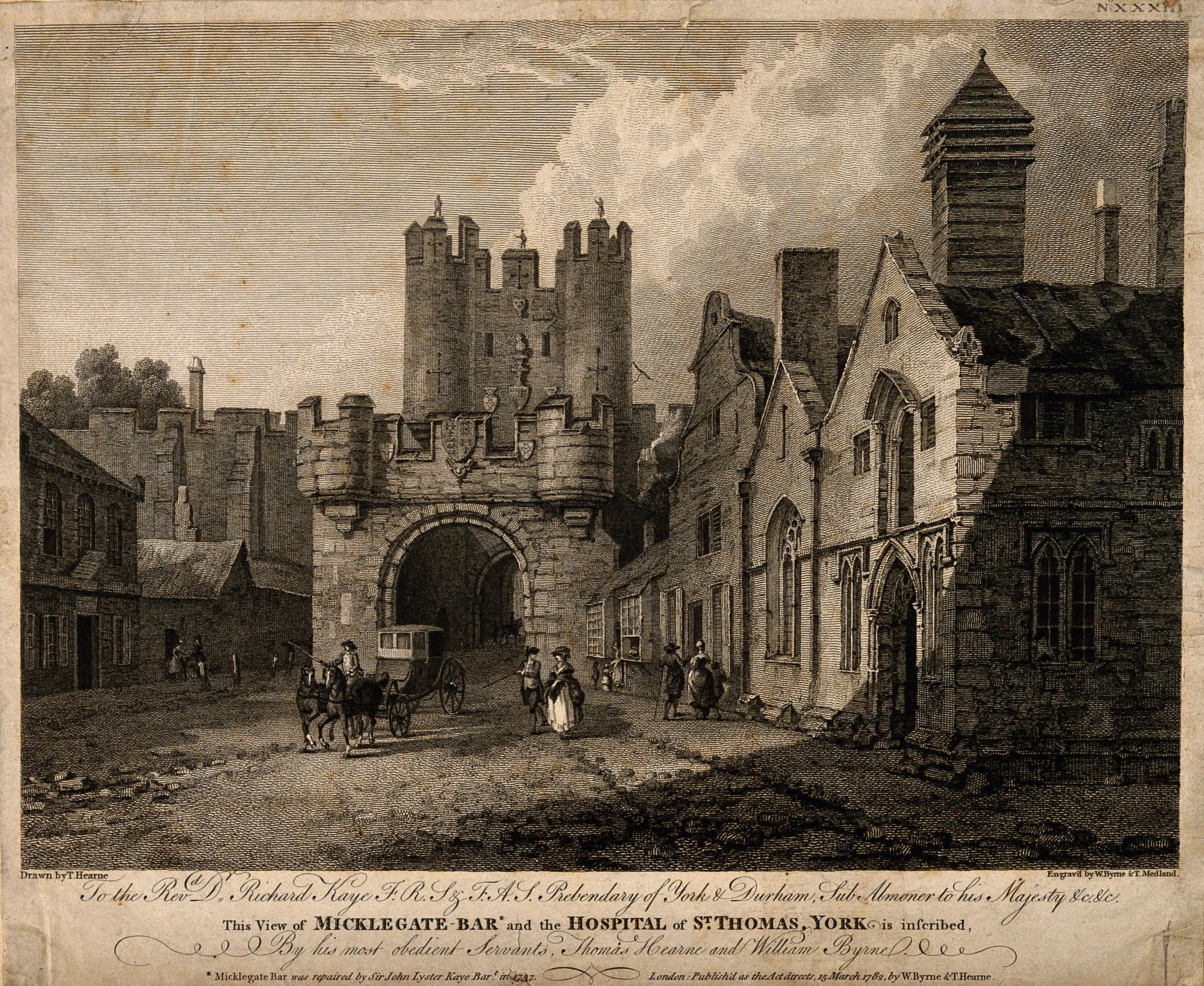 Historyczny sztych przedstawiający bramę Micklegate Bar z wysoką wieżą z blankami, łukowatym przejściem, powozem konnym oraz budynkiem Hospital of St. Thomas po prawej stronie, z postaciami w strojach z epoki.