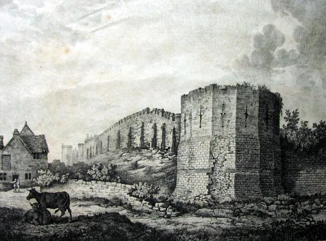 Grabado histórico de 1807 de las murallas de York que muestra la gran torre redonda Multangular Tower a la derecha, un largo tramo de muro de piedra con arcos, un pequeño edificio a la izquierda y un burro con figuras en primer plano.