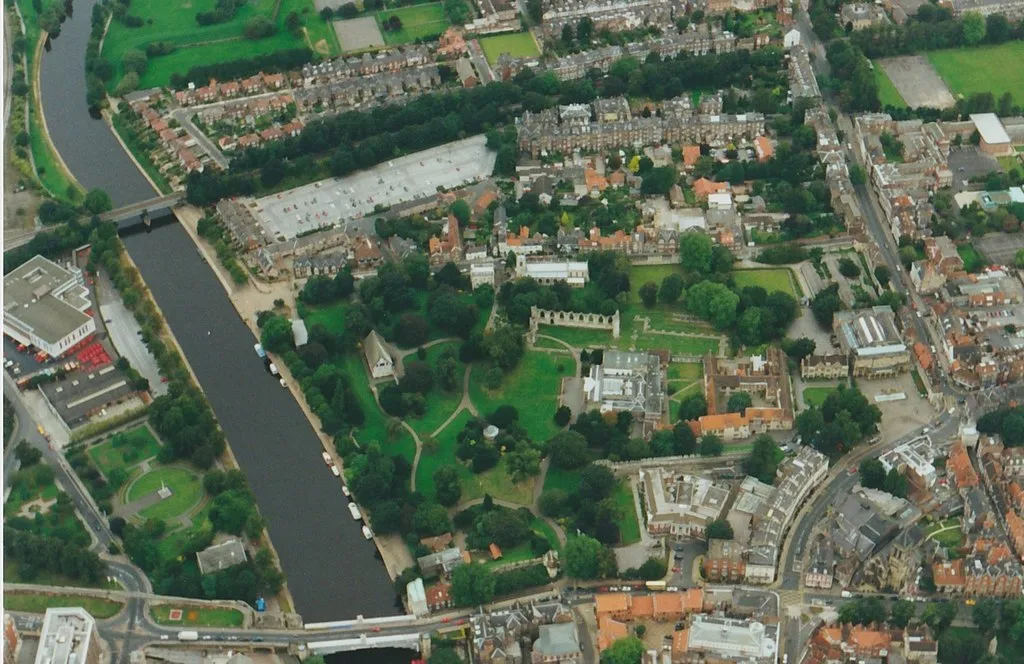 Vista aérea de los York Museum Gardens y el río Ouse rodeados por la ciudad de York.