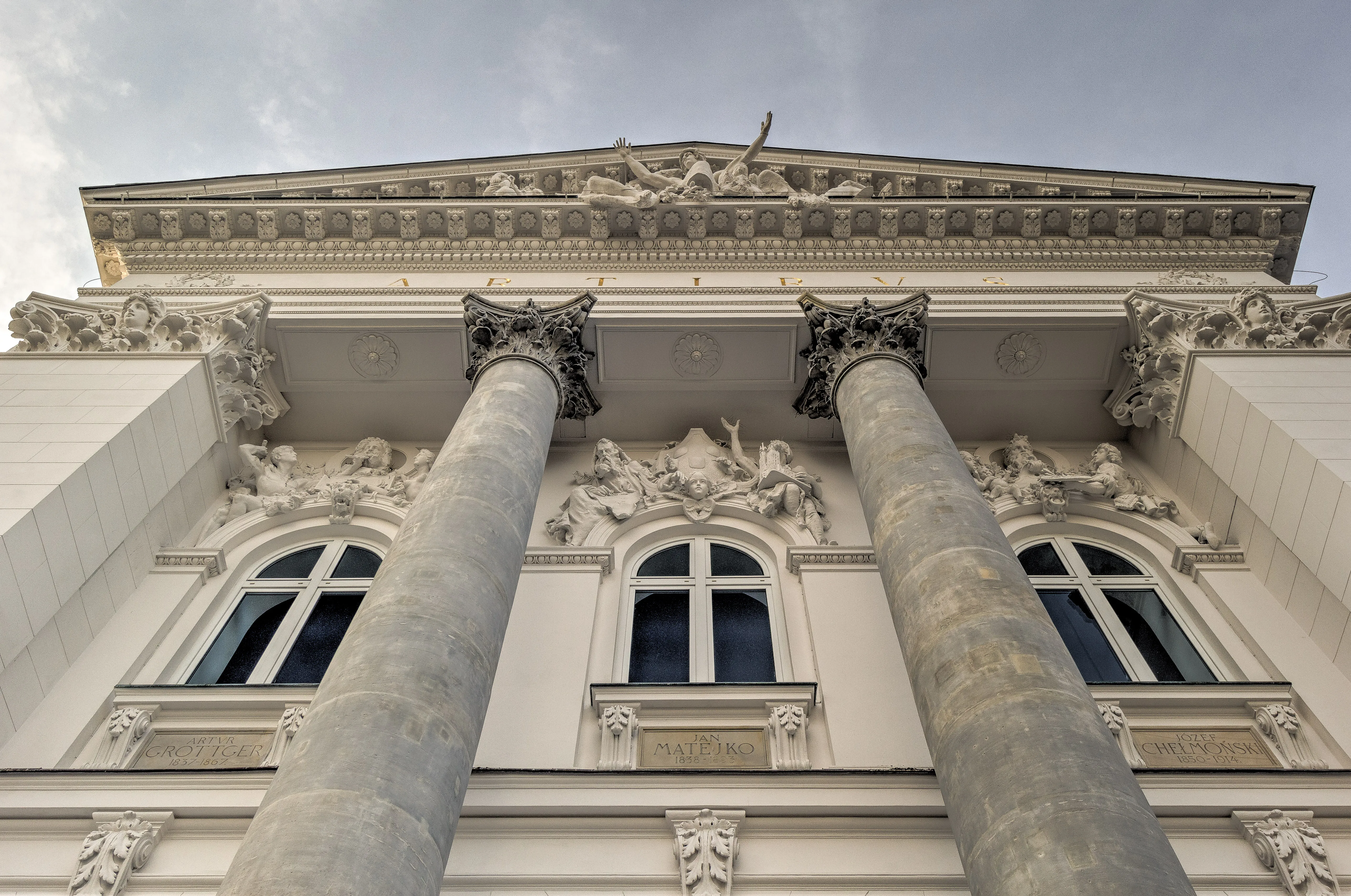 fachada de edificio clásico con grandes columnas y esculturas decorativas