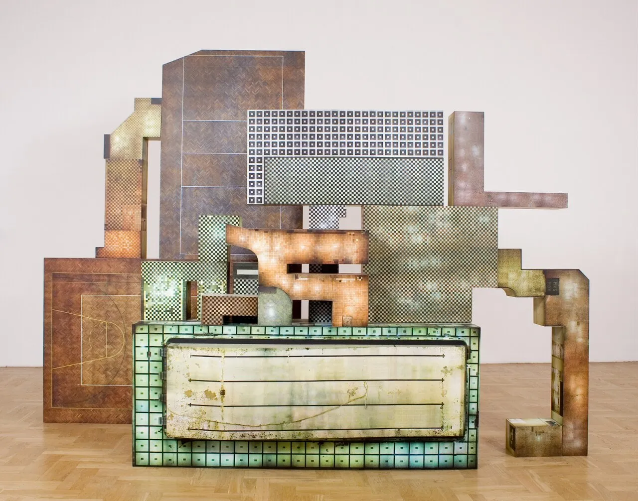 Escultura abstracta con formas geométricas y superficies texturizadas en un entorno de galería